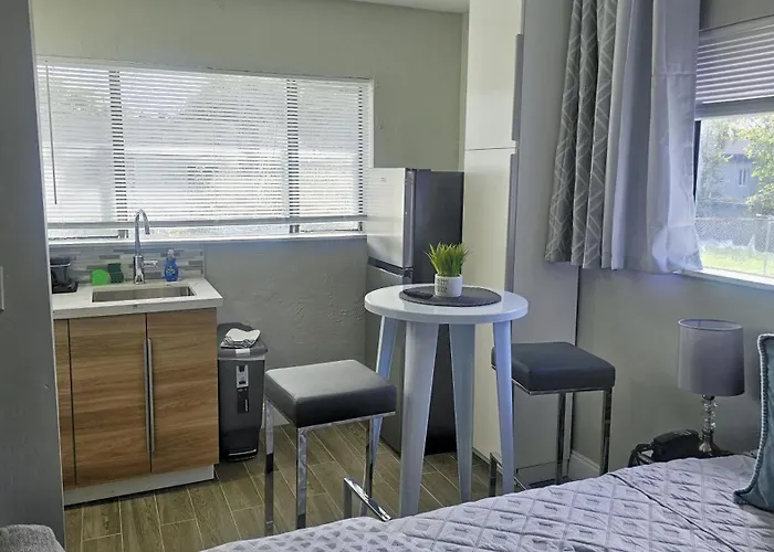 Cute Renovated Studio 4 Miles From Hard Rock Hotel